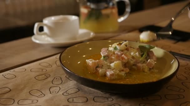 Las manos femeninas con la manicura comen la ensalada vegetal con la salsa de aderezo — Vídeos de Stock