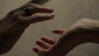 Bej bir arkaplanda kadınların yavaş ve pürüzsüz hareketleri