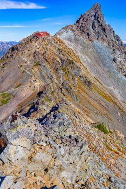 Yarigatake Pansiyonu ve Yari Dağı yolu.