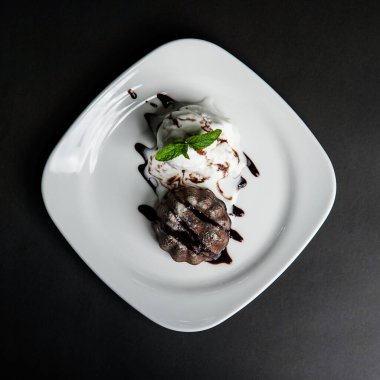 Tabak sıcak çikolata ve dondurma masada, üstten görünüm ile lezzetli taze fondan. Lav kek tarifi