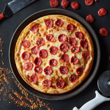 Biberli pizza ahşap bir masaya konur.