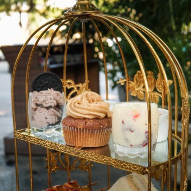 Kremalı Oreo çikolatası ve kafeste çilekli milkshake.