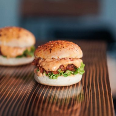 Sebzelerle dolu susamlı tavuklu zencefilli burger.