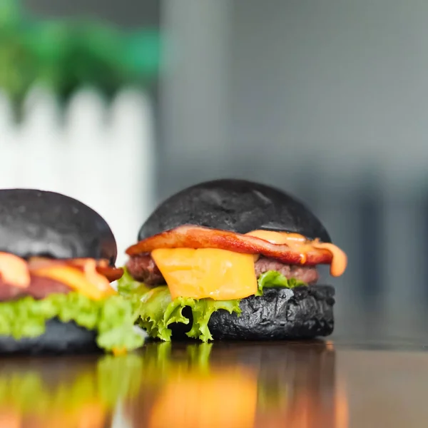 Black Beef Burger Gefüllt Mit Käse Und Gemüse Auf Einem — Stockfoto