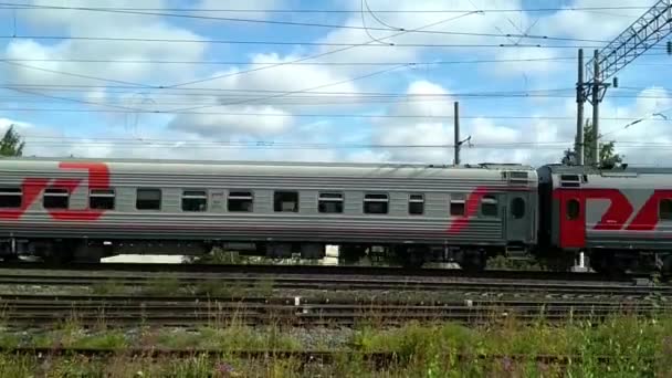 Sebuah kereta penumpang lewat dari kanan ke kiri dengan kecepatan tinggi. — Stok Video