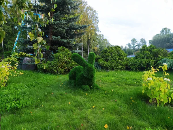 Parktaki bir tavşan heykeli Ağaçlara karşı.