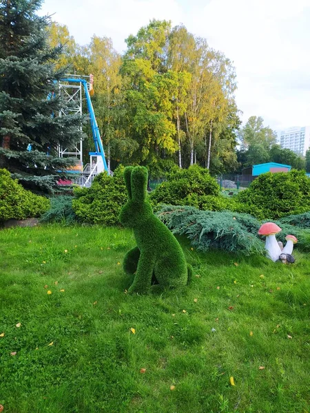 Escultura de un conejo hecho de césped verde artificial en el parque —  Fotos de Stock