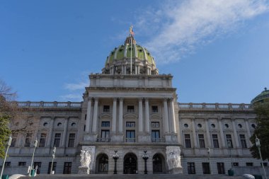 Harrisburg, Pennsylvania 11 Ocak 2026 Pennsylvania Eyalet Binası üzerinde kendine özgü yeşil kubbesiyle bayraklar dalgalanıyor..