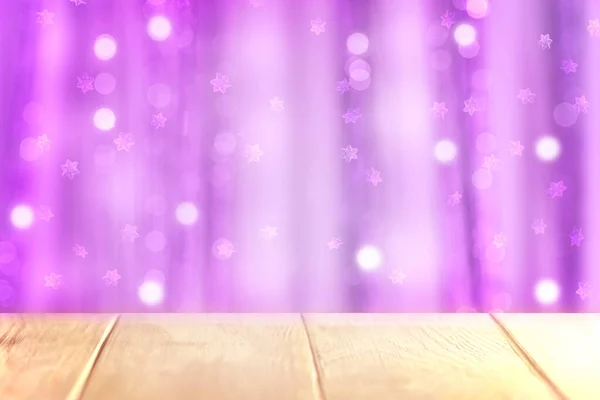 製品表示のための抽象的なピンクとライラックボケの背景を持つ青みがかった背景木のテーブルや木製の床 クリスマスのパステルの背景 木製のテーブルの背景に点滅するマグカップ — ストック写真