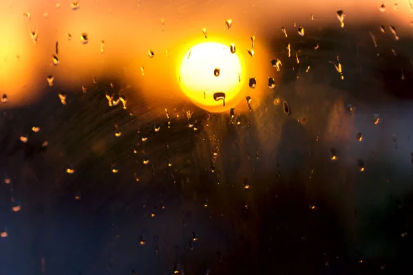 Niewyraźne Tło Zachodu Słońca Zobacz Szkło Okienne Krople Deszczu Zachód — Zdjęcie stockowe