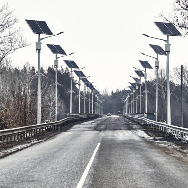 Ekolojik sokak ışıklandırması güneş pilleri. Solar Köprüsü yol aydınlatma. Solar sokak ışıklandırması. Güneş ışığı, LED panel ışığı, enerji tasarrufu kavramı için kullanılır. Ukrayna, Ocak