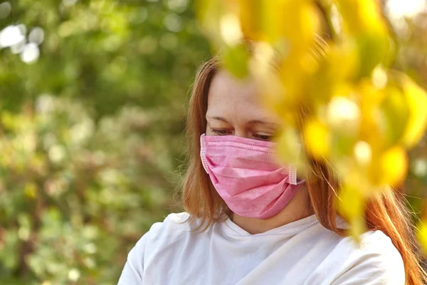 Yumuşak Bir Arka Plan Açık Hava Maskeli Bir Kadın Virüs — Stok fotoğraf