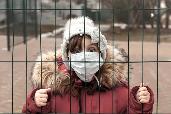 Sokaktaki Çitlerin Arkasında Maskeli Bir Çocuk Var Virüsten Korunma Kavramı — Stok fotoğraf