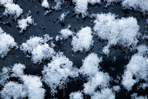 摘要背景模糊 在黑暗的表面上雪花飘扬 — 图库照片