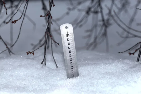 Uma Régua Com Uma Escala Colocada Neve Fresca Mostra Nível — Fotografia de Stock