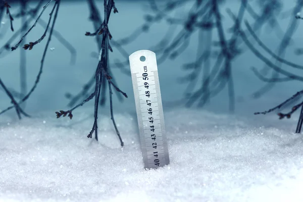 Uma Régua Com Uma Escala Colocada Neve Fresca Mostra Nível — Fotografia de Stock