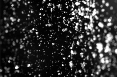 Odaklanamayan siyah-beyaz arka plan. Soyut arkaplan modeli. Siyah zemine düşen beyaz karların hareketlerini dondur. Tasarım ögesi.