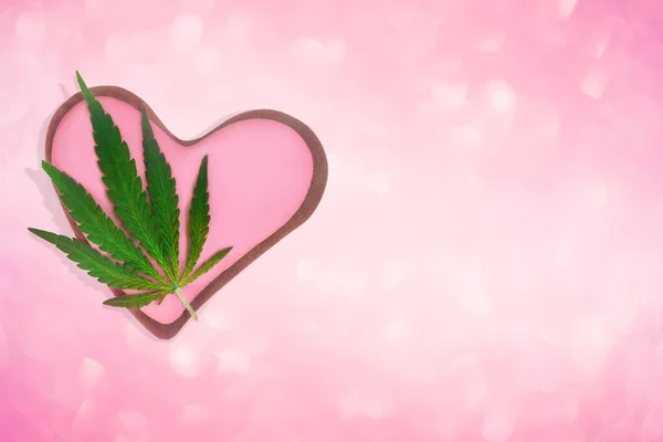 Composición Con Hojas Cannabis Galletas Decoradas Espacio Forma Corazón Para — Foto de Stock