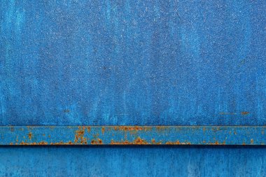 Mavi metal çit buzlu suyla kaplı. Buz, mavi metalin üzerinde güneşte parlar. Güneşin mavi buzlu yüzeydeki yansımaları..