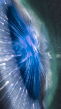 Arkaplan için bulanık bokeh renklerinin soyut kullanımı, soyut arkaplan. Bokeh ışığı, yanıp sönen bulanık, karanlıkta çok renkli ışıklar. Çok renkli arkaplanda bulanık arkaplan