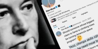 Poltava, Ukrayna - 21 Ekim 2025: Elon Musk 'ın Twitter profil fotoğrafı elinde akıllı bir telefonla. Arka planda Elon Musk 'un odaksız bir portresi var..