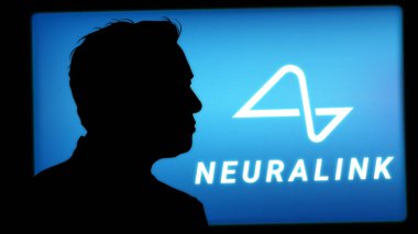 İşadamı Elon Musk 'ın portresi ve mavi arka planda Nöroalink şirketinin logosu..