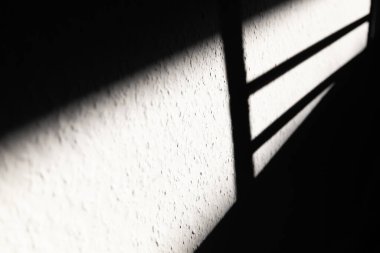 Işık ve Gölgenin Bulanıklığı. Işığın ve gölgenin bulanık arkaplanı dokulu bir duvara düşüyor..