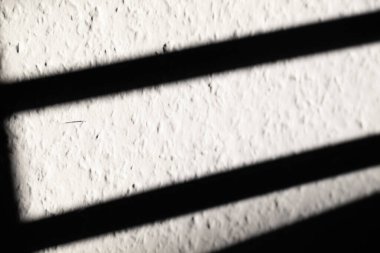 Işık ve Gölgenin Bulanıklığı. Işığın ve gölgenin bulanık arkaplanı dokulu bir duvara düşüyor..