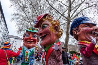 14 Şubat 2026. Mainz, Almanya. Jugendmaskenzug. Çocuklar ve Gençlik Maskesi Yürüyüşü, kostümlü çocuklar ve gençlerden oluşan canlı bir karnaval aldır. Editör fotoğrafı.