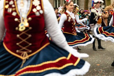 14 Şubat 2026. Mainz, Almanya. Çocuklar ve Gençlik Maskesi Yürüyüşü, kostümlü çocuklar ve gençlerden oluşan canlı bir karnaval aldır. Editör fotoğrafı. Yumuşak odak.