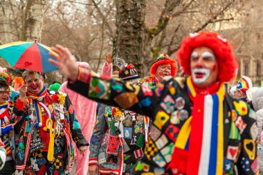 14 Şubat 2026. Mainz, Almanya. Çocuklar ve Gençlik Maskesi Yürüyüşü, kostümlü çocuklar ve gençlerden oluşan canlı bir karnaval aldır. Editör fotoğrafı.