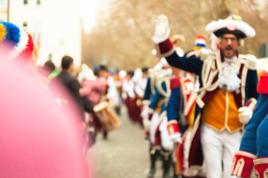 14 Şubat 2026. Mainz, Almanya. Çocuklar ve Gençlik Maskesi Yürüyüşü, kostümlü çocuklar ve gençlerden oluşan canlı bir karnaval aldır. Editör fotoğrafı.