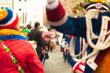 14 Şubat 2026. Mainz, Almanya. Çocuklar ve Gençlik Maskesi Yürüyüşü, kostümlü çocuklar ve gençlerden oluşan canlı bir karnaval aldır. Odaklanmamış arkaplan, metin için boşluk.