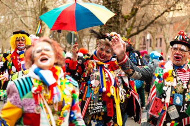 14 Şubat 2026. Mainz, Almanya. Çocuklar ve Gençlik Maskesi Yürüyüşü, kostümlü çocuklar ve gençlerden oluşan canlı bir karnaval aldır. Editör fotoğrafı.