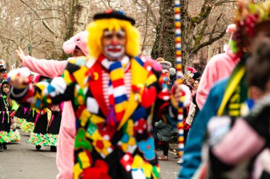 14 Şubat 2026. Mainz, Almanya. Çocuklar ve Gençlik Maskesi Yürüyüşü, kostümlü çocuklar ve gençlerden oluşan canlı bir karnaval aldır. Editör fotoğrafı. Yumuşak odak.