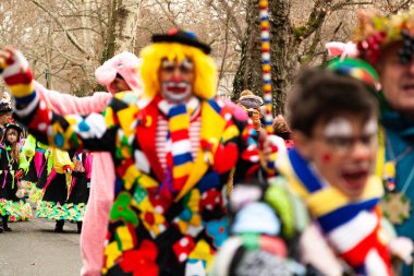 14 Şubat 2026. Mainz, Almanya. Çocuklar ve Gençlik Maskesi Yürüyüşü, kostümlü çocuklar ve gençlerden oluşan canlı bir karnaval aldır. Editör fotoğrafı. Yumuşak odak.