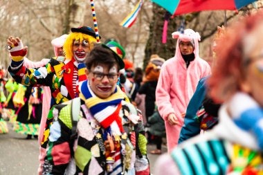 14 Şubat 2026. Mainz, Almanya. Çocuklar ve Gençlik Maskesi Yürüyüşü, kostümlü çocuklar ve gençlerden oluşan canlı bir karnaval aldır. Editör fotoğrafı. Yumuşak odak.