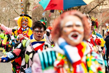 14 Şubat 2026. Mainz, Almanya. Çocuklar ve Gençlik Maskesi Yürüyüşü, kostümlü çocuklar ve gençlerden oluşan canlı bir karnaval aldır. Editör fotoğrafı. Yumuşak odak.