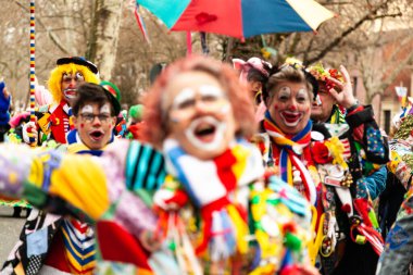 14 Şubat 2026. Mainz, Almanya. Çocuklar ve Gençlik Maskesi Yürüyüşü, kostümlü çocuklar ve gençlerden oluşan canlı bir karnaval aldır. Editör fotoğrafı. Yumuşak odak.