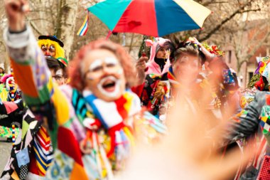 14 Şubat 2026. Mainz, Almanya. Çocuklar ve Gençlik Maskesi Yürüyüşü, kostümlü çocuklar ve gençlerden oluşan canlı bir karnaval aldır. Editör fotoğrafı. Yumuşak odak.