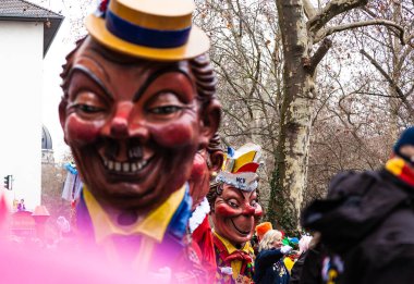 14 Şubat 2026. Mainz, Almanya. Çocuklar ve Gençlik Maskesi Yürüyüşü, kostümlü çocuklar ve gençlerden oluşan canlı bir karnaval aldır. Editör fotoğrafı.
