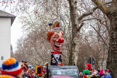 14 Şubat 2026. Mainz, Almanya. Çocuklar ve Gençlik Maskesi Yürüyüşü, kostümlü çocuklar ve gençlerden oluşan canlı bir karnaval aldır. Editör fotoğrafı.