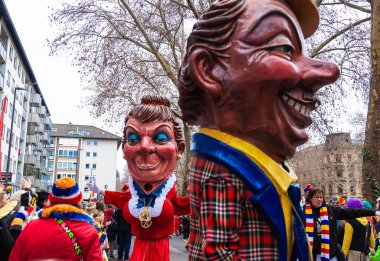 14 Şubat 2026. Mainz, Almanya. Çocuklar ve Gençlik Maskesi Yürüyüşü, kostümlü çocuklar ve gençlerden oluşan canlı bir karnaval aldır. Editör fotoğrafı.