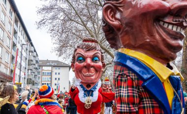 14 Şubat 2026. Mainz, Almanya. Çocuklar ve Gençlik Maskesi Yürüyüşü, kostümlü çocuklar ve gençlerden oluşan canlı bir karnaval aldır. Editör fotoğrafı.