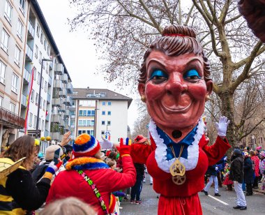14 Şubat 2026. Mainz, Almanya. Çocuklar ve Gençlik Maskesi Yürüyüşü, kostümlü çocuklar ve gençlerden oluşan canlı bir karnaval aldır. Editör fotoğrafı.