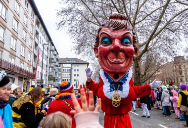 14 Şubat 2026. Mainz, Almanya. Çocuklar ve Gençlik Maskesi Yürüyüşü, kostümlü çocuklar ve gençlerden oluşan canlı bir karnaval aldır. Editör fotoğrafı.
