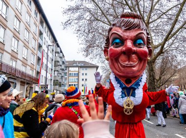 14 Şubat 2026. Mainz, Almanya. Çocuklar ve Gençlik Maskesi Yürüyüşü, kostümlü çocuklar ve gençlerden oluşan canlı bir karnaval aldır. Editör fotoğrafı.