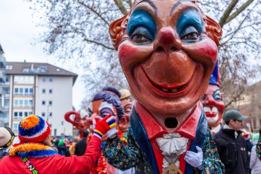 14 Şubat 2026. Mainz, Almanya. Çocuklar ve Gençlik Maskesi Yürüyüşü, kostümlü çocuklar ve gençlerden oluşan canlı bir karnaval aldır. Editör fotoğrafı.