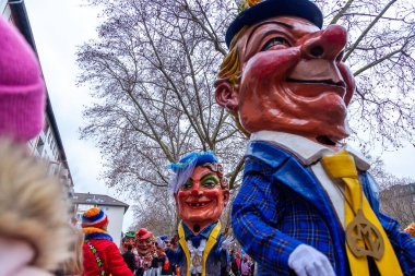14 Şubat 2026. Mainz, Almanya. Çocuklar ve Gençlik Maskesi Yürüyüşü, kostümlü çocuklar ve gençlerden oluşan canlı bir karnaval aldır. Editör fotoğrafı.