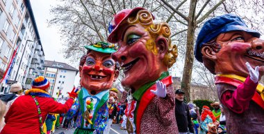 14 Şubat 2026. Mainz, Almanya. Çocuklar ve Gençlik Maskesi Yürüyüşü, kostümlü çocuklar ve gençlerden oluşan canlı bir karnaval aldır. Editör fotoğrafı.